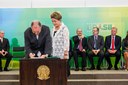 Presidenta Dilma Rousseff empossa o senhor Aloizio Mercadante, como Ministro da Educação, durante cerimônia de posse dos novos ministros. Brasília-DF, 05/10/2015