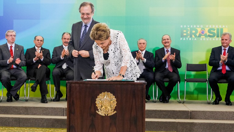 Presidenta Dilma Rousseff empossa o senhor Miguel Rossetto, como Ministro do Trabalho e Previdência Social, durante cerimônia de posse dos novos ministros. Brasília-DF, 05/10/2015