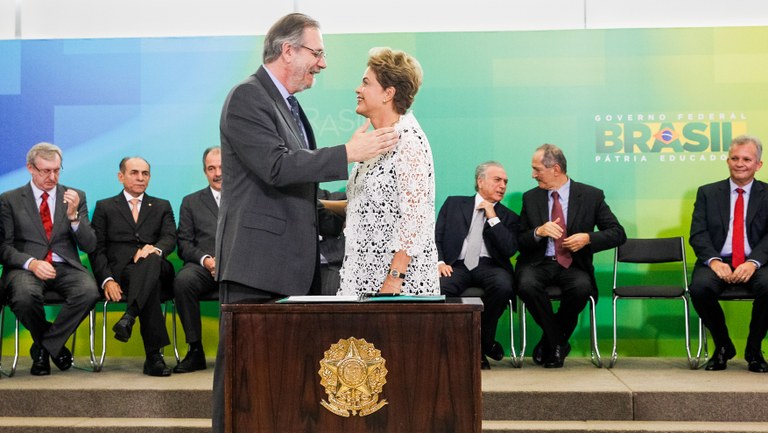 Presidenta Dilma Rousseff empossa o senhor Miguel Rossetto, como Ministro do Trabalho e Previdência Social, durante cerimônia de posse dos novos ministros. Brasília-DF, 05/10/2015