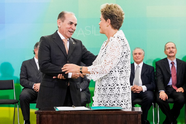 Presidenta Dilma Rousseff empossa o senhor Marcelo Castro, como Ministro da Saúde, durante cerimônia de posse dos novos ministros. Brasília-DF, 05/10/2015