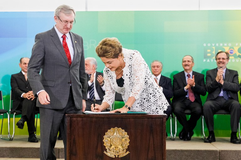 Presidenta Dilma Rousseff empossa o senhor Celso Pansera, como Ministro da Ciência, Tecnologia e Inovação, durante cerimônia de posse dos novos ministros. Brasília-DF, 05/10/2015
