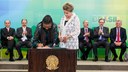 Presidenta Dilma Rousseff empossa a senhora Nilma Lino Gomes, como Ministra de Direitos Humanos, Políticas para as Mulheres e Igualdade Racial, durante cerimônia de posse dos novos ministros. Brasília-DF, 05/10/2015