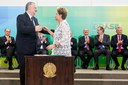 Presidenta Dilma Rousseff empossa o senhor Ricardo Berzoini, como Ministro Chefe da Secretaria de Governo da Presidência da República, durante cerimônia de posse dos novos ministros. Brasília-DF, 05/10/2015