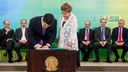 Presidenta Dilma Rousseff empossa o senhor Helder Barbalho, como Ministro Chefe da Secretaria de Portos da Presidência da República, durante cerimônia de posse dos novos ministros. Brasília-DF, 05/10/2015