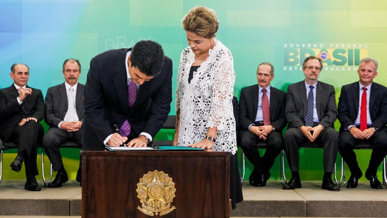 Presidenta Dilma Rousseff empossa o senhor Helder Barbalho, como Ministro Chefe da Secretaria de Portos da Presidência da República, durante cerimônia de posse dos novos ministros. Brasília-DF, 05/10/2015