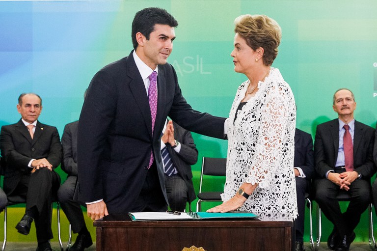 Presidenta Dilma Rousseff empossa o senhor Helder Barbalho, como Ministro Chefe da Secretaria de Portos da Presidência da República, durante cerimônia de posse dos novos ministros. Brasília-DF, 05/10/2015