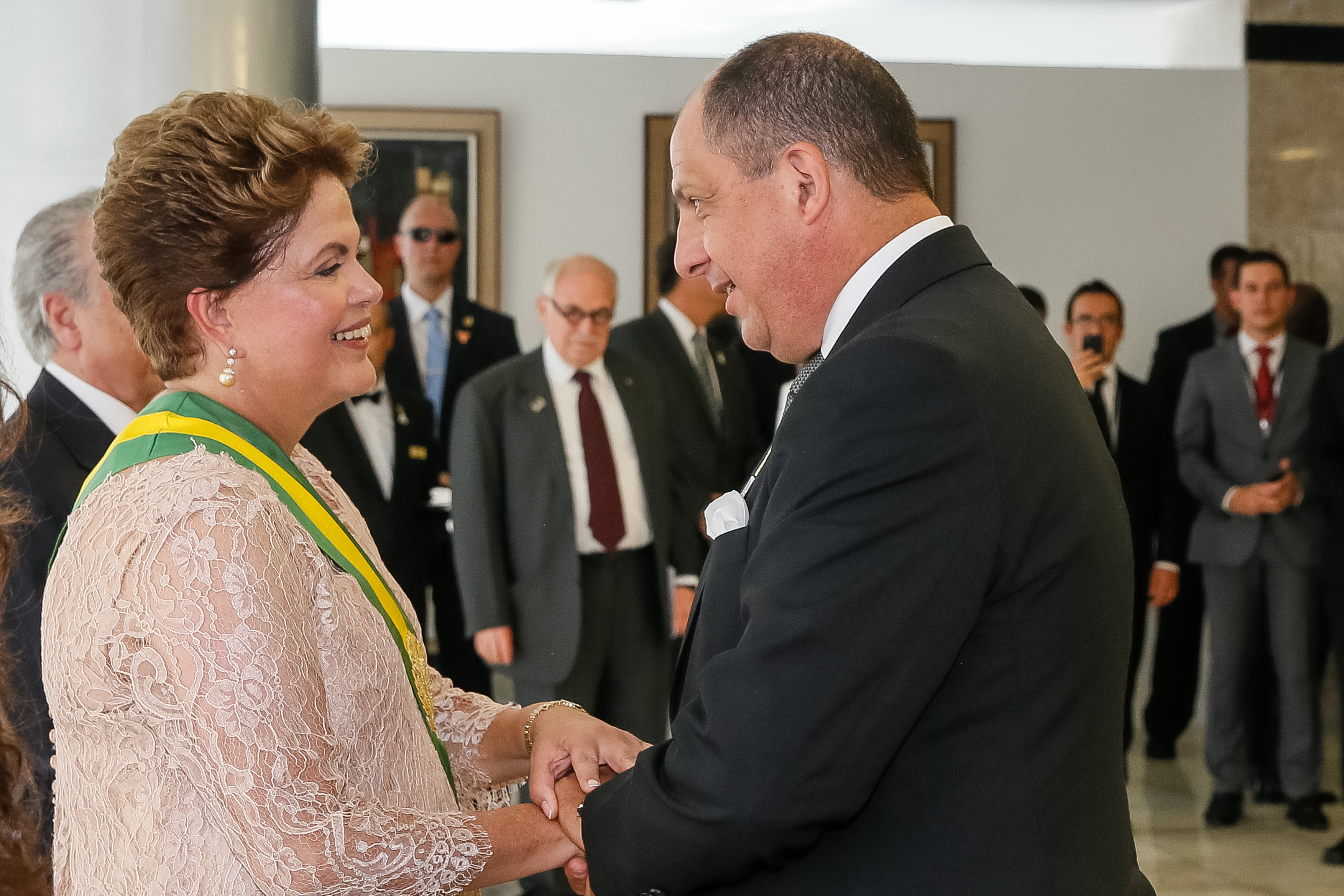 Presidenta Dilma Rousseff recebe cumprimentos do Presidente da República da Costa Rica, Luis Guillermo Solís Rivera durante cerimônia de posse do segundo mandato da Presidenta da República Dilma Rousseff e do Vice-Presidente da República Michel Temer. Brasília-DF, 01/01/2015
