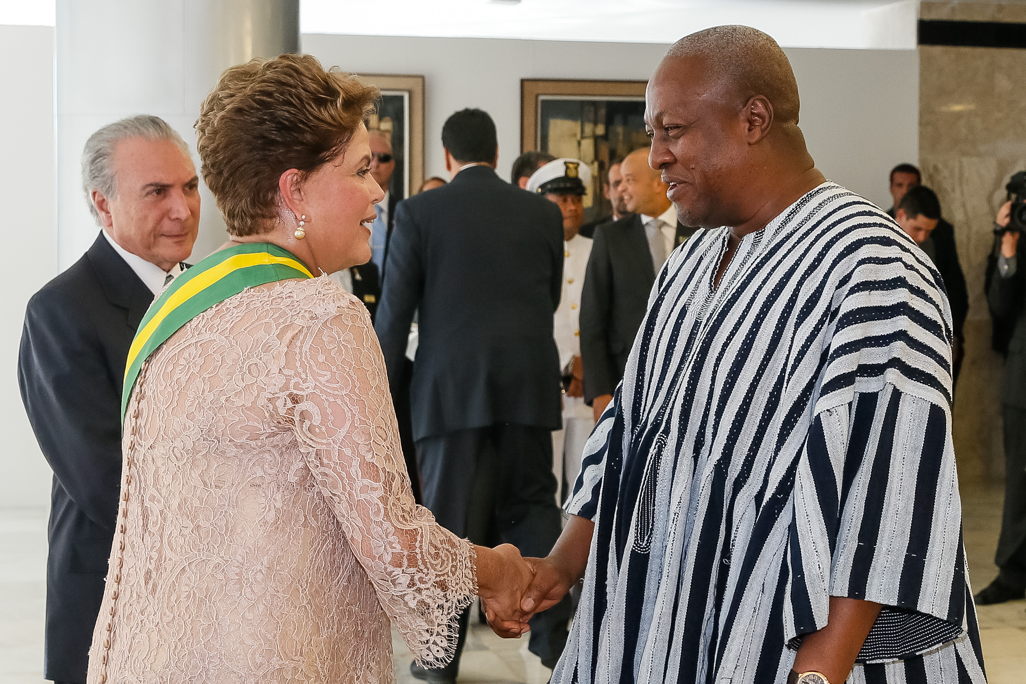 Presidenta Dilma Rousseff recebe cumprimentos do Presidente da República de Gana, John Dramani Mahama durante cerimônia de posse do segundo mandato da Presidenta da República Dilma Rousseff e do Vice-Presidente da República Michel Temer. Brasília-DF, 01/01/2015