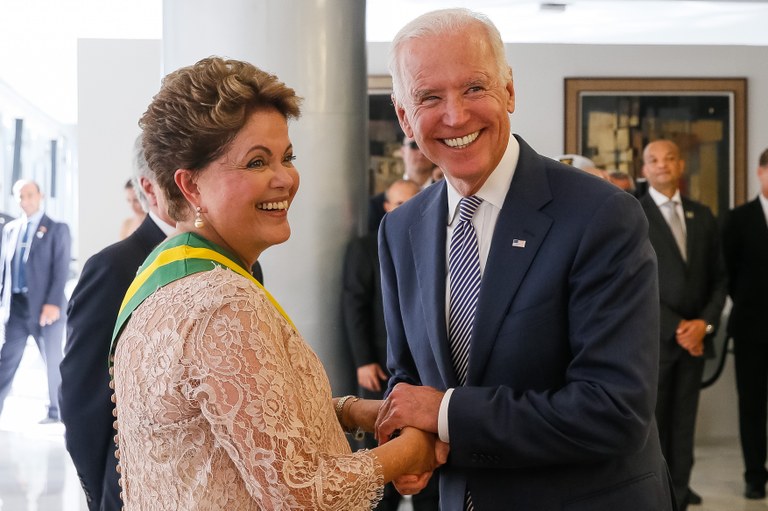  Presidenta Dilma Rousseff recebe cumprimentos do Vice-Presidente dos Estados Unidos da América, Joe Biden durante cerimônia de posse do segundo mandato da Presidenta da República Dilma Rousseff e do Vice-Presidente da República Michel Temer. Brasília-DF, 01/01/2015