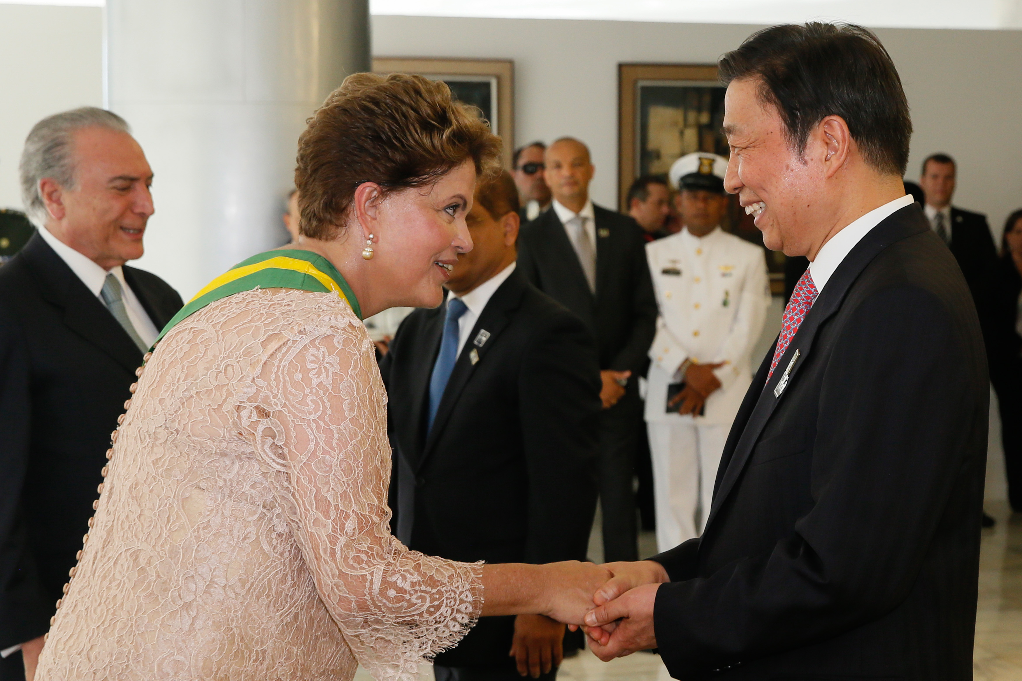 Presidenta Dilma Rousseff recebe cumprimentos do Vice-Presidente da República Popular da China, Li Yuanchao durante cerimônia de posse do segundo mandato da Presidenta da República Dilma Rousseff e do Vice-Presidente da República Michel Temer. Brasília-DF, 01/01/2015