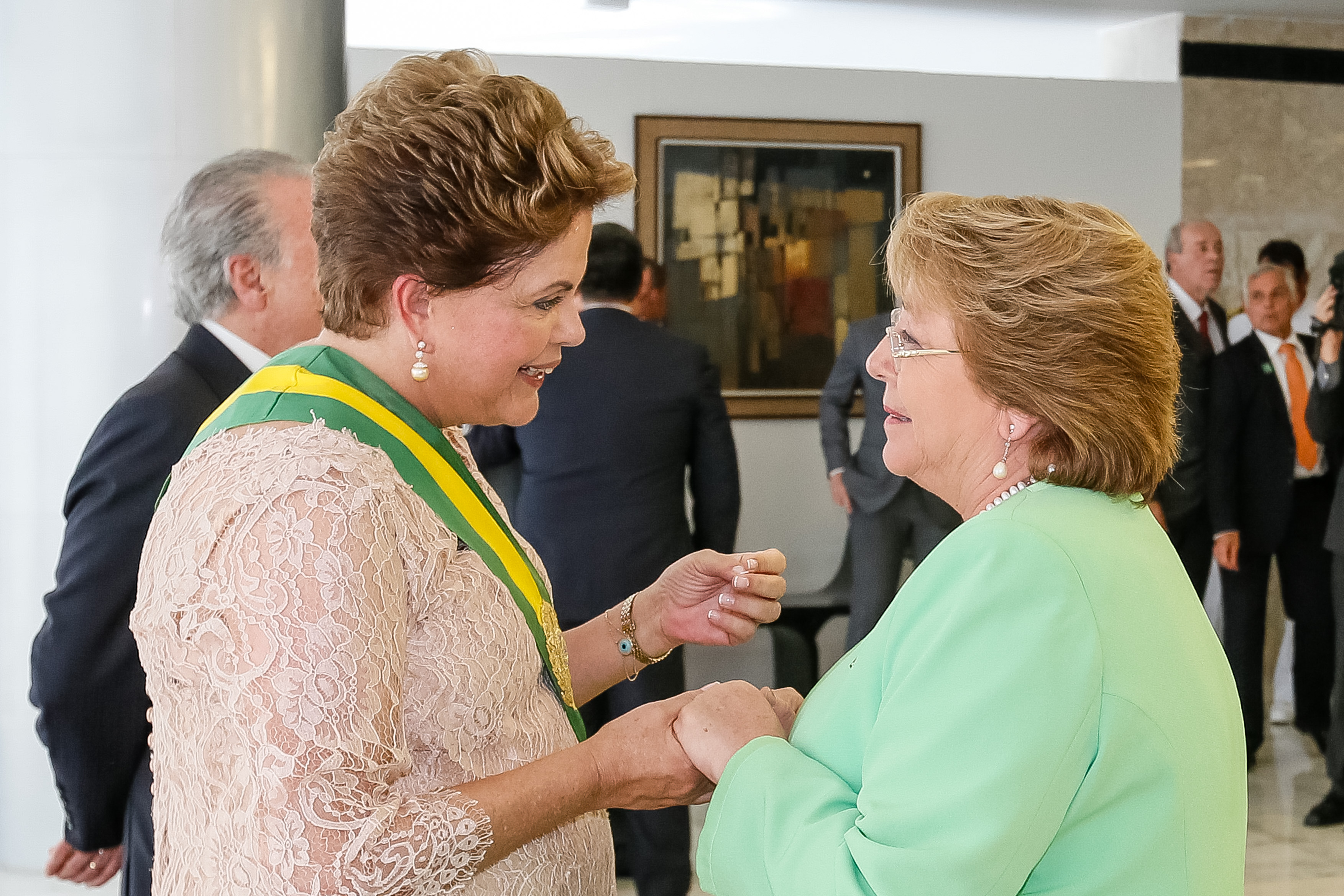 Presidenta Dilma Rousseff recebe cumprimentos da Presidente da República do Chile, Michelle Bachelet durante cerimônia de posse do segundo mandato da Presidenta da República Dilma Rousseff e do Vice-Presidente da República Michel Temer. Brasília-DF, 01/01/2015