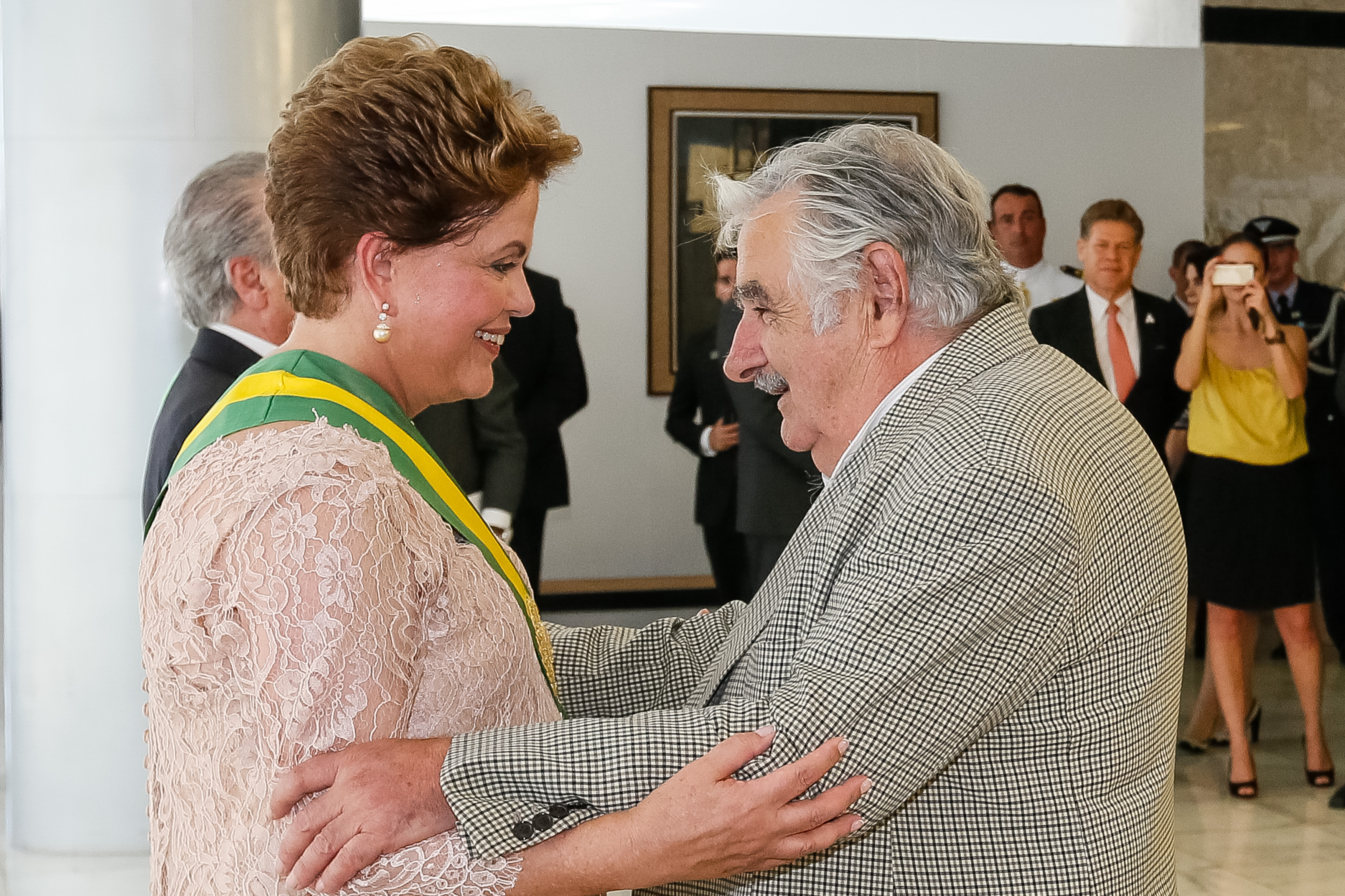 Presidenta Dilma Rousseff recebe cumprimentos do Presidente da República Oriental do Uruguai, José Mujica durante cerimônia de posse do segundo mandato da Presidenta da República Dilma Rousseff e do Vice-Presidente da República Michel Temer. Brasília-DF, 01/01/2015