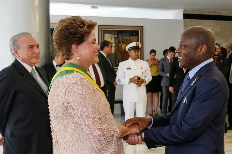 Presidenta Dilma Rousseff recebe cumprimentos do Presidente da República da Guiné-Bissau, José Mário Vaz durante cerimônia de posse do segundo mandato da Presidenta da República Dilma Rousseff e do Vice-Presidente da República Michel Temer. Brasília-DF, 01/01/2015