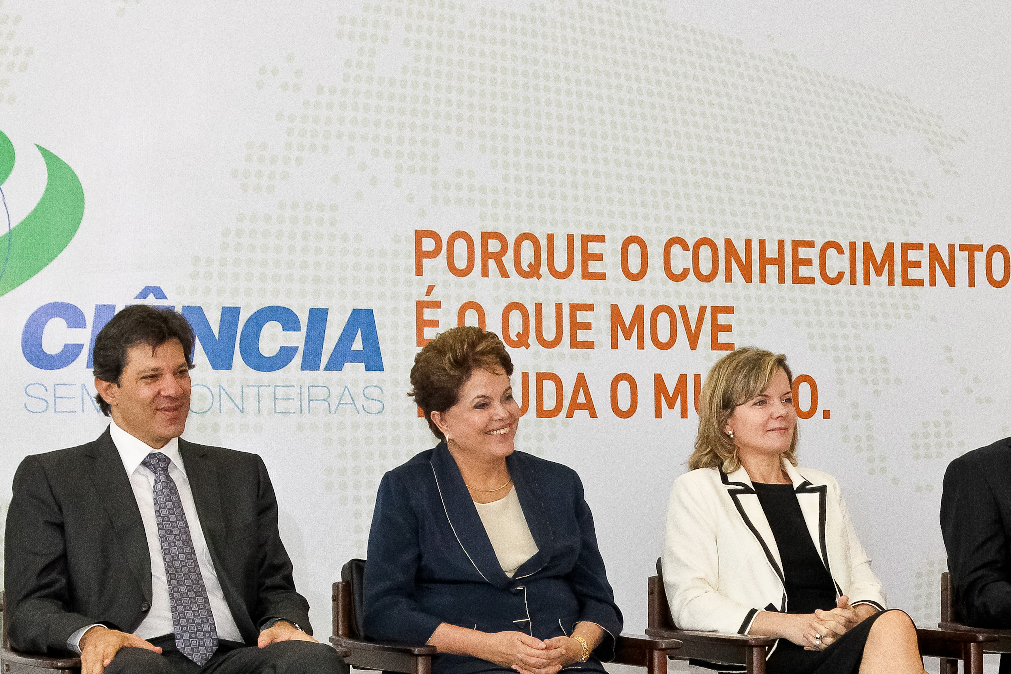 Presidenta Dilma Rousseff durante cerimônia de regulamentação do programa Ciência sem Fronteiras e de anúncio de chamadas públicas para bolsas de estudo no exterior. Brasília - DF, 13/12/2011