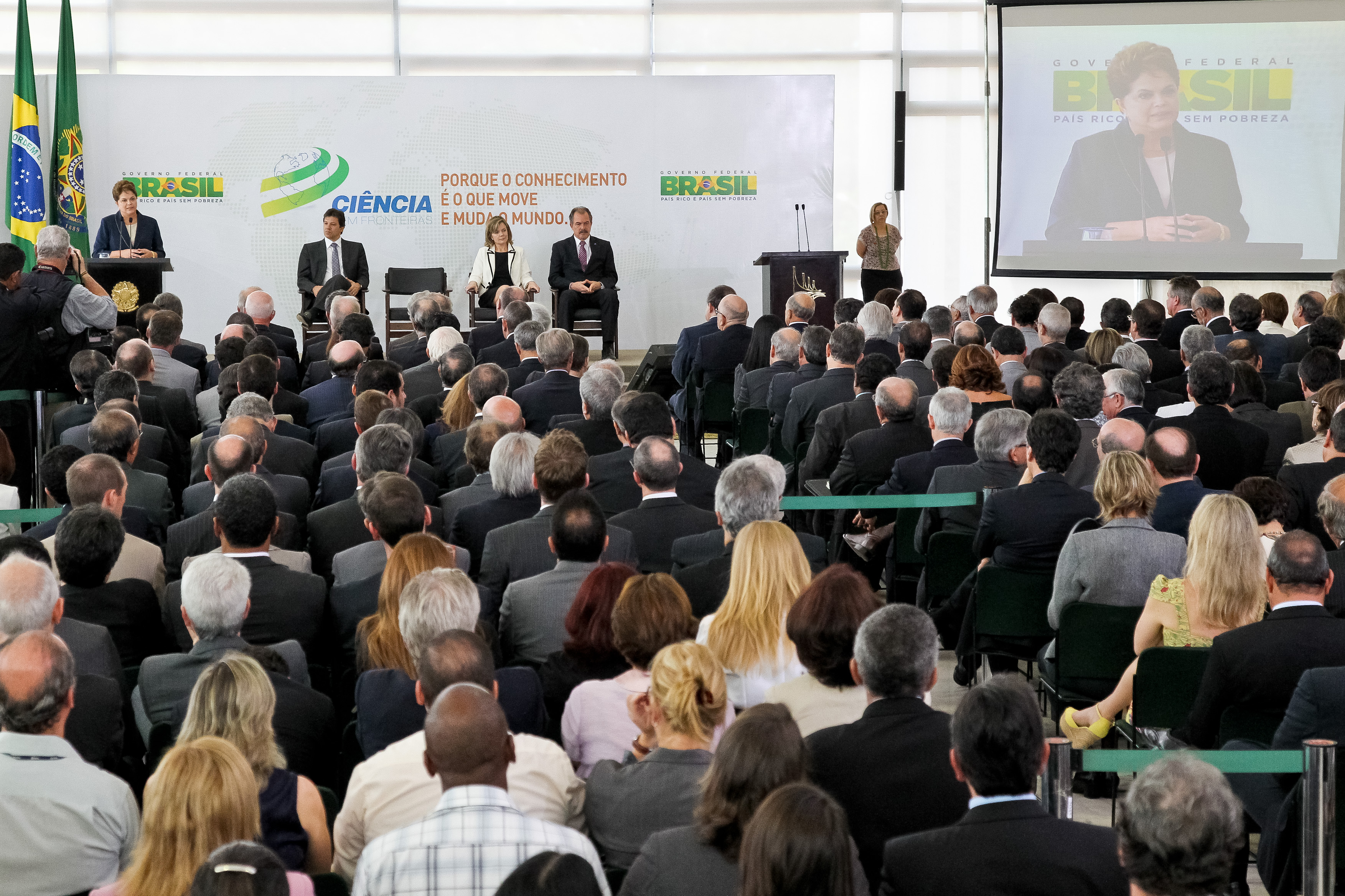  Presidenta Dilma Rousseff durante cerimônia de regulamentação do programa Ciência sem Fronteiras e de anúncio de chamadas públicas para bolsas de estudo no exterior. Brasília - DF, 13/12/2011
