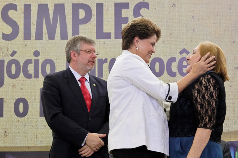 Presidenta Dilma Rousseff cumprimenta Maria Aracilda Micro Empresária do Setor da Industria de Confecções de Fortaleza durante cerimônia de sanção da lei que altera o Supersimples. Brasília - DF, 10/11/2011