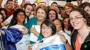 Presidenta Dilma Rousseff posa para foto com os estudantes após cerimônia de sanção da lei que destina recursos dos royalties do petróleo para educação e saúde. Brasília - DF, 09/09/2013