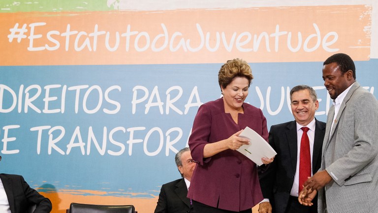 Presidenta Dilma Rousseff recebe carta das mãos do ator Érico Bráz, durante  a  cerimônia de sanção da lei que institui o Estatuto da Juventude. Brasília-DF, 05/08/2013