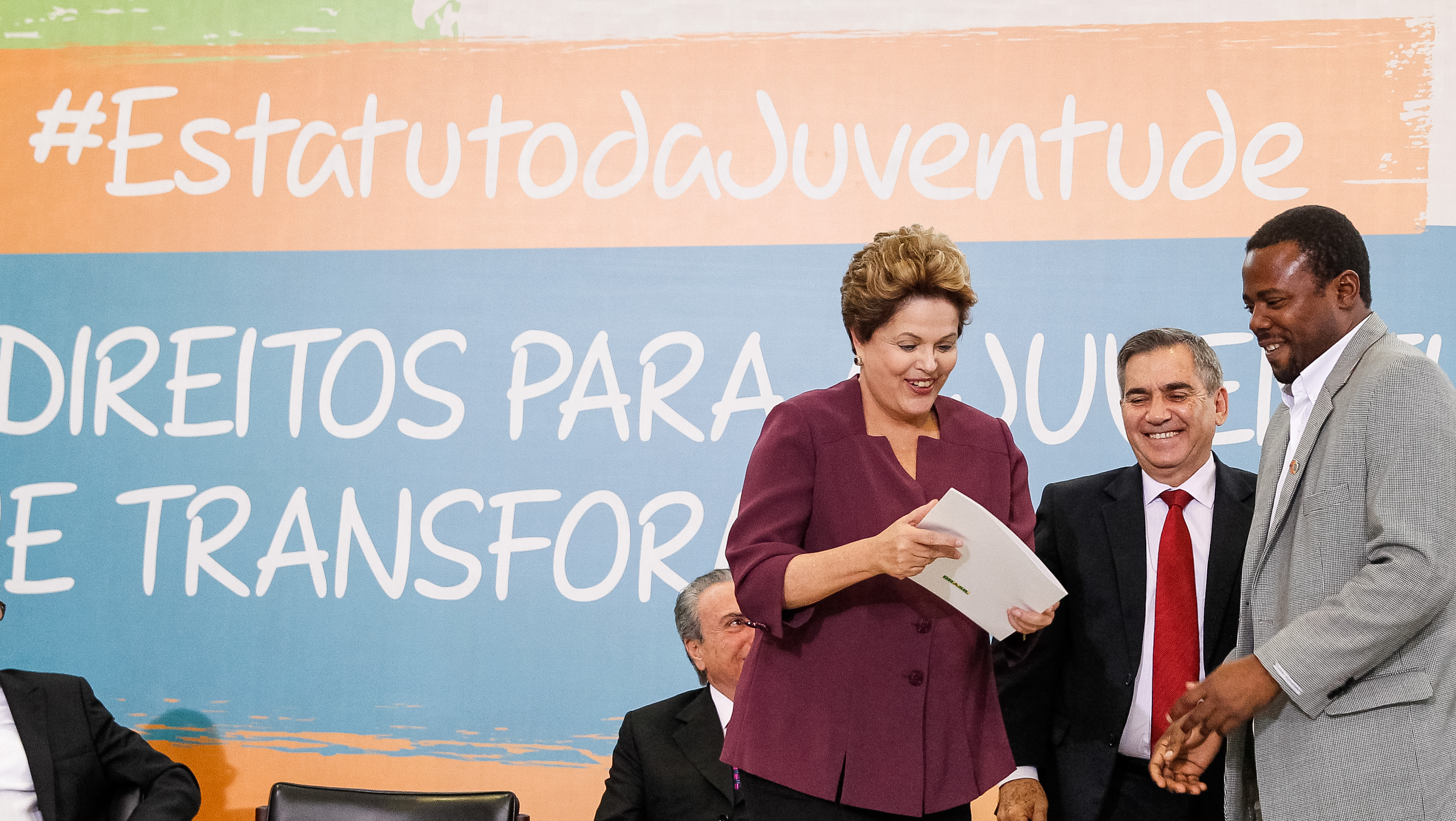 Presidenta Dilma Rousseff recebe carta das mãos do ator Érico Bráz, durante  a  cerimônia de sanção da lei que institui o Estatuto da Juventude. Brasília-DF, 05/08/2013