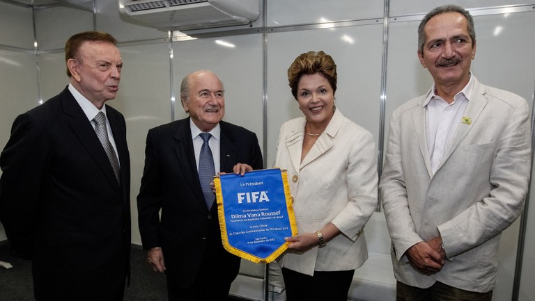 Presidenta Dilma Rousseff e o Sr. Joseph Blatter presidente da FIFA, o Sr. José Maria Marin Presidente do Comitê Local e o ministro do esporte Aldo Rebelo durante cerimônia de sorteio das chaves da copa das confederações 2013. São Paulo - SP, 01/12/2012