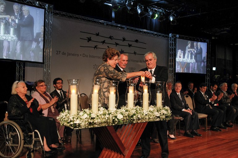 Presidenta Dilma Rousseff acende vela em memória das vítimas do holocausto acompanhada de Eduardo Tess, filho de Aracy Guimarães Rosa e de Marcos de Souza Dantas, sobrinho neto de Luiz Martins de Souza Dantas. Brasília-DF, 30/01/2013