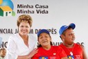 Presidenta Dilma Rousseff posa para foto com Mercedes Alves da Costa durante cerimônia de entrega de 1.080 unidades habitacionais do Programa Minha Casa Minha Vida, Residenciais Jardim dos Ipês. Castanhal-PA, 01/02/2013