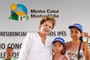 Presidenta Dilma Rousseff entrega a chave a Senhora francisca Maria Lopes do nascimento durante cerimônia de entrega de 1.080 unidades habitacionais do Programa Minha Casa Minha Vida, Residenciais Jardim dos Ipês. Castanhal-PA, 01/02/2013