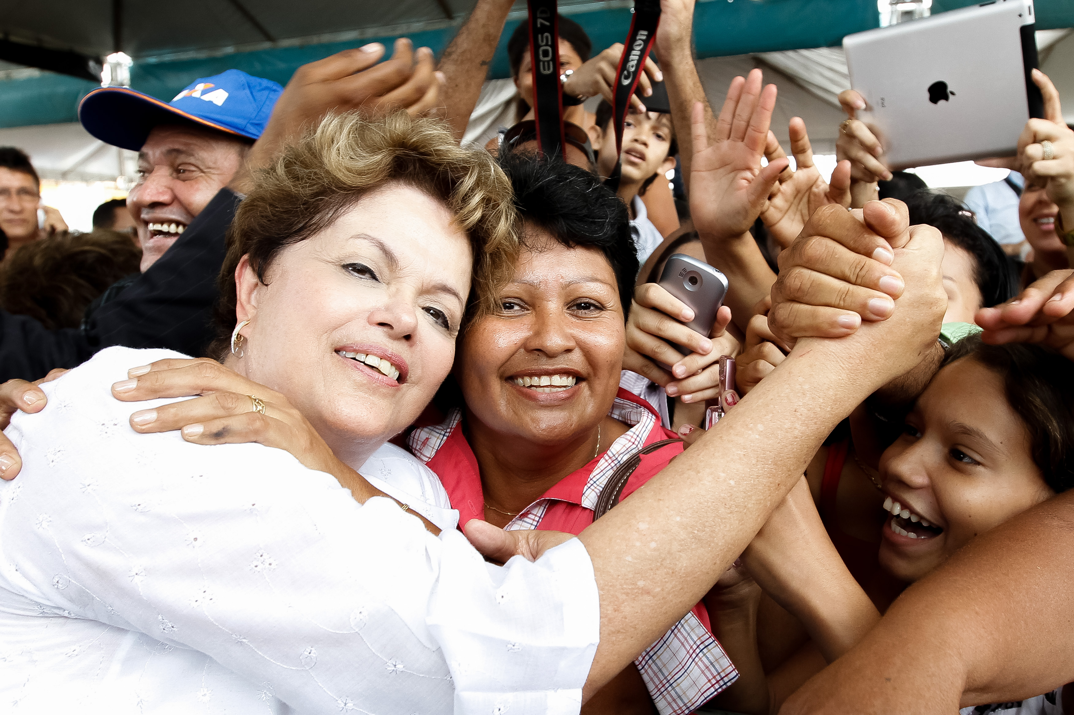 Presidenta Dilma Rousseff cumprimenta populares após cerimônia de entrega de 1.080 unidades habitacionais do  Programa Minha Casa Minha Vida, Residenciais Jardim dos Ipês. Castanhal-PA, 01/02/2013