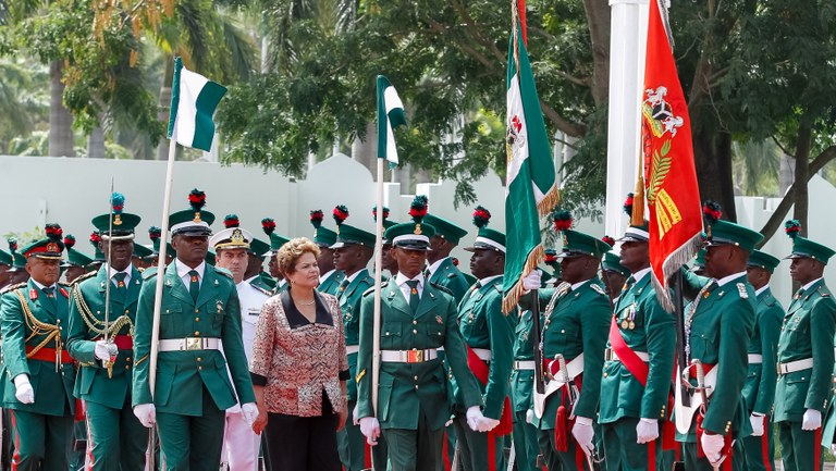 Presidenta Dilma Rousseff durante cerimônia oficial de chegada a Abuja. Abuja - Nigéria, 23/02/2013