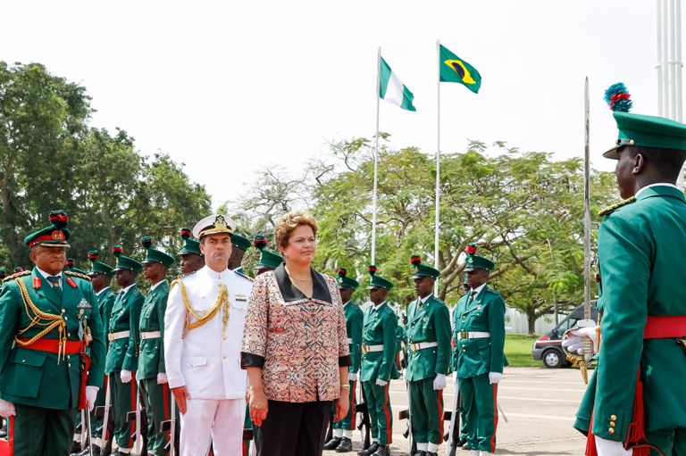 Presidenta Dilma Rousseff durante cerimônia oficial de chegada a Abuja. Abuja - Nigéria, 23/02/2013