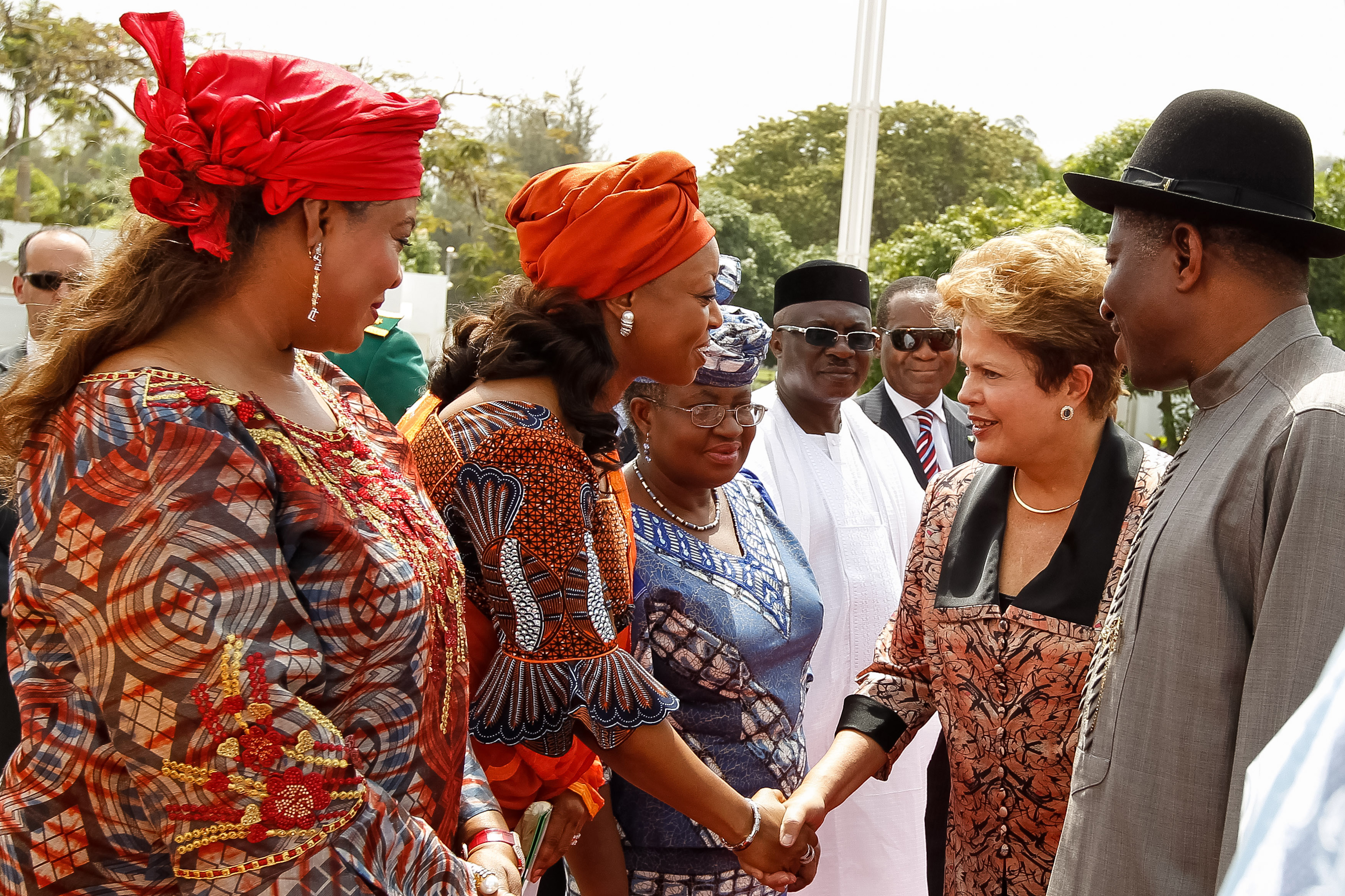 Presidenta Dilma Rousseff cumprimenta autoridades nigerianas durante cerimônia oficial de chegada a Abuja. Abuja - Nigéria, 23/02/2013