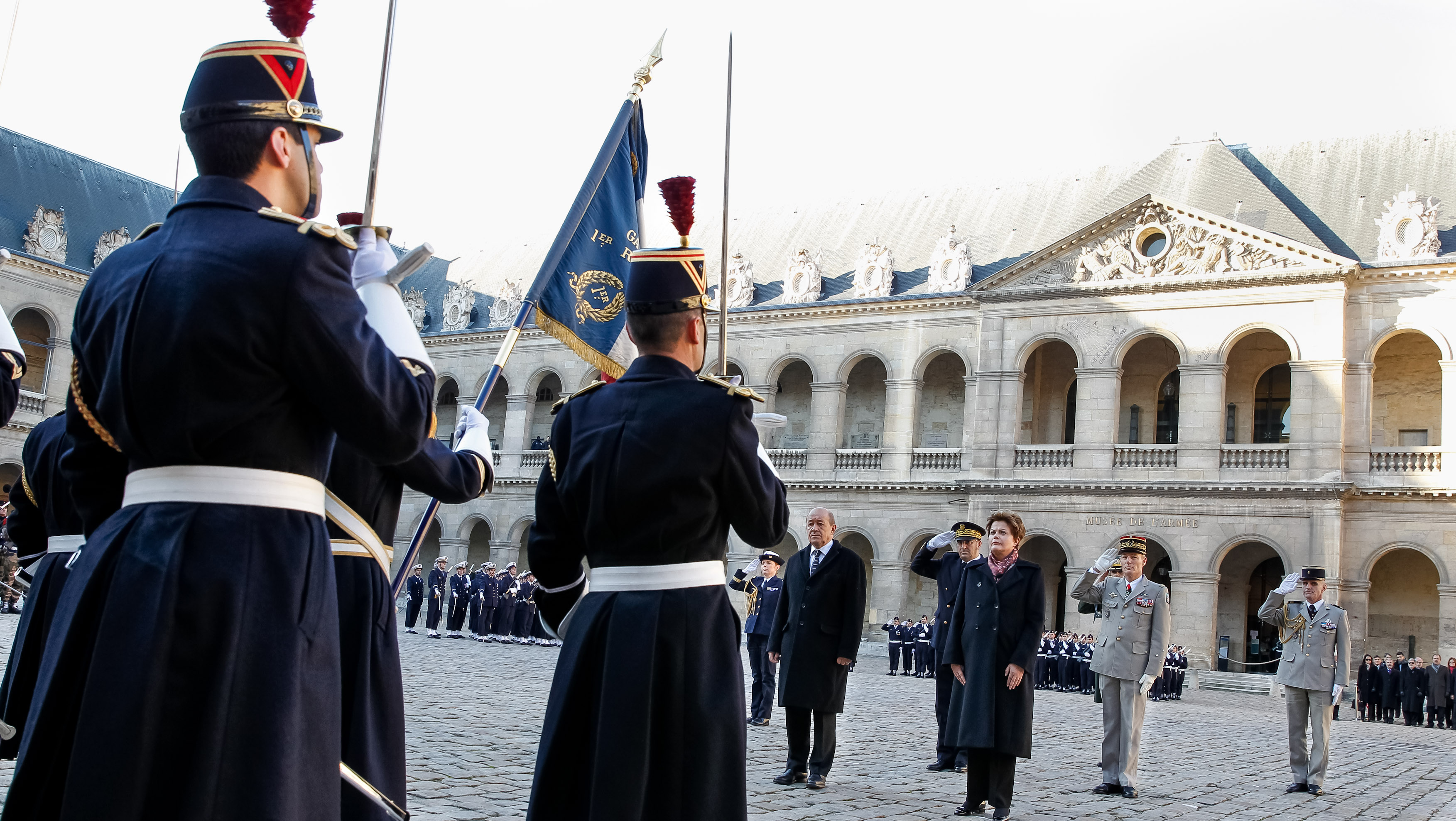 Presidenta Dilma Rousseff durante cerimônia oficial de chegada. Paris - FR, 11/12/2012 