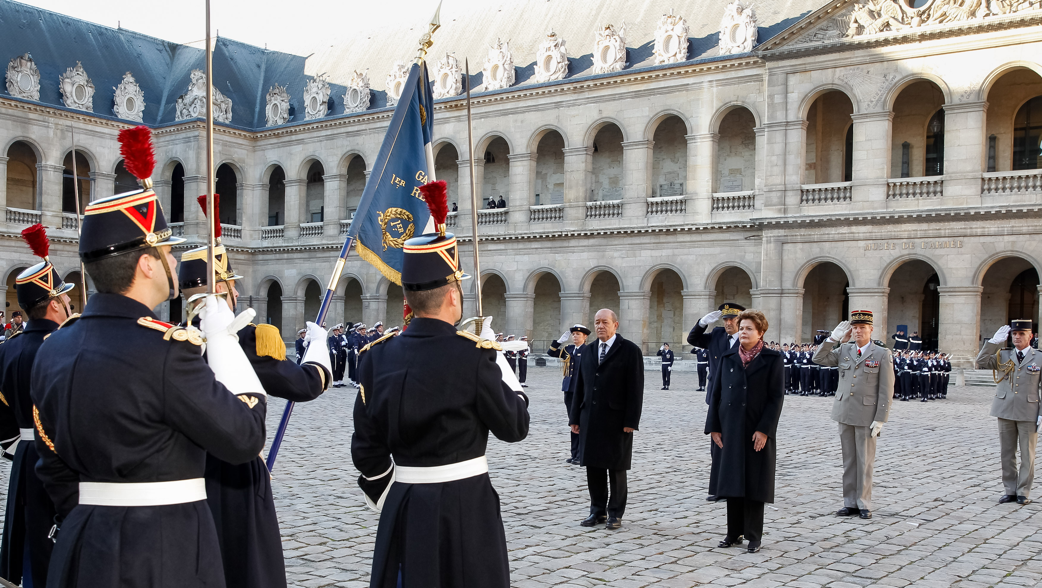 Presidenta Dilma Rousseff durante cerimônia oficial de chegada. Paris - FR, 11/12/2012