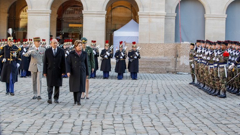  Presidenta Dilma Rousseff durante cerimônia oficial de chegada. Paris - FR, 11/12/2012 