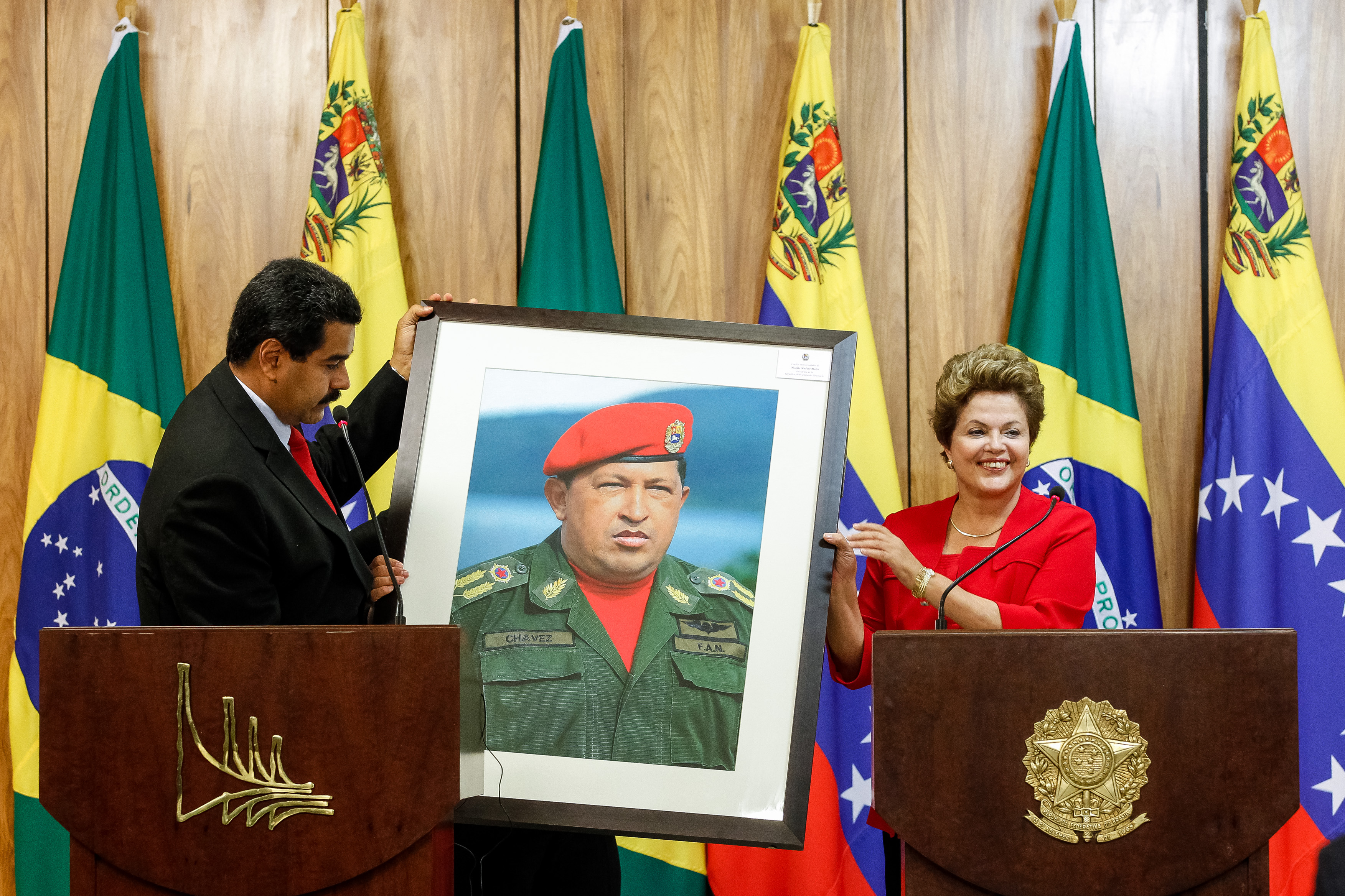Presidenta Dilma Rousseff recebe quadro com foto do ex-presidente Hugo Chávez do Presidente da República da Venezuela, Nicolás Maduro durante declaração à imprensa. Brasília-DF, 09/05/2013