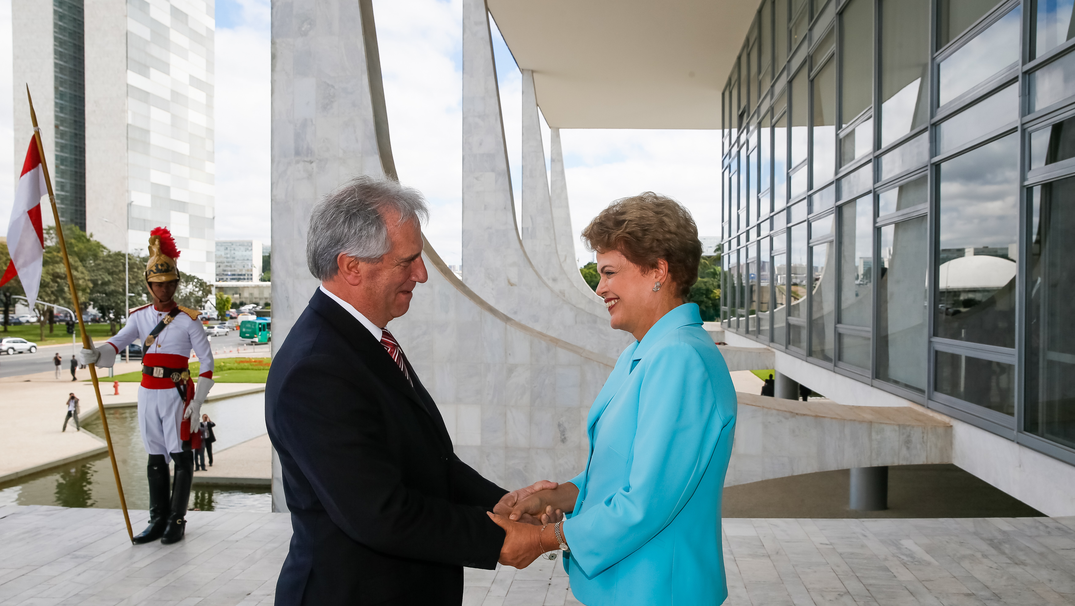 Presidenta Dilma Rousseff durante cerimônia oficial de chegada do Presidente da República Oriental do Uruguai, Tabaré Vázquez. Brasília - DF, 21/05/2015