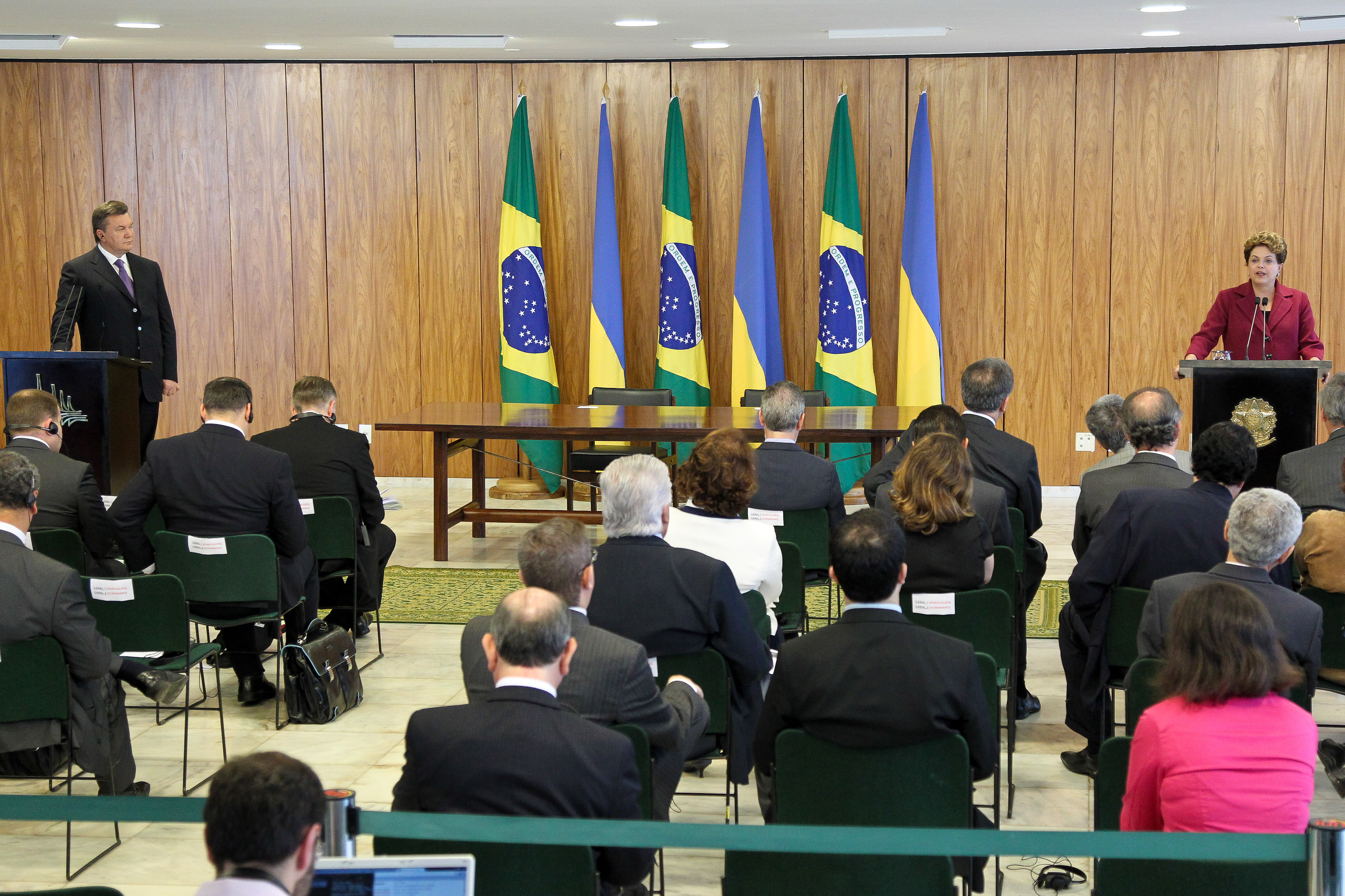  Presidenta Dilma Rousseff durante cerimônia oficial de chegada do presidente da Ucrânia, Viktor Yanukovytch. Brasília - DF, 25/10/2011