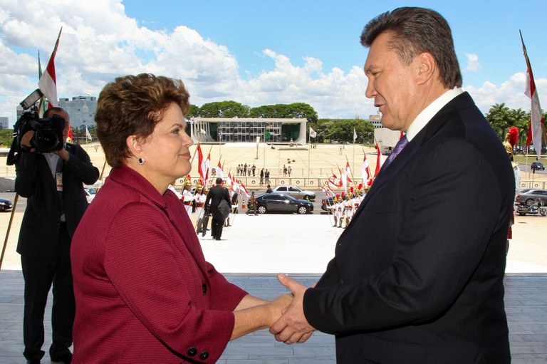  Presidenta Dilma Rousseff durante cerimônia oficial de chegada do presidente da Ucrânia, Viktor Yanukovytch. Brasília - DF, 25/10/2011