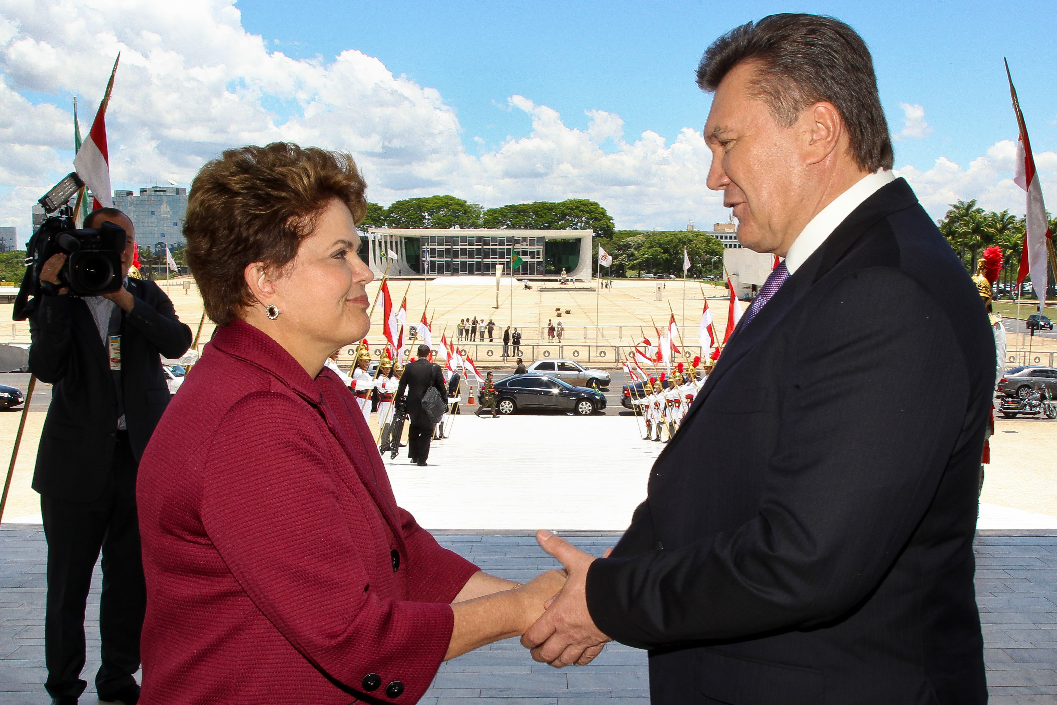  Presidenta Dilma Rousseff durante cerimônia oficial de chegada do presidente da Ucrânia, Viktor Yanukovytch. Brasília - DF, 25/10/2011