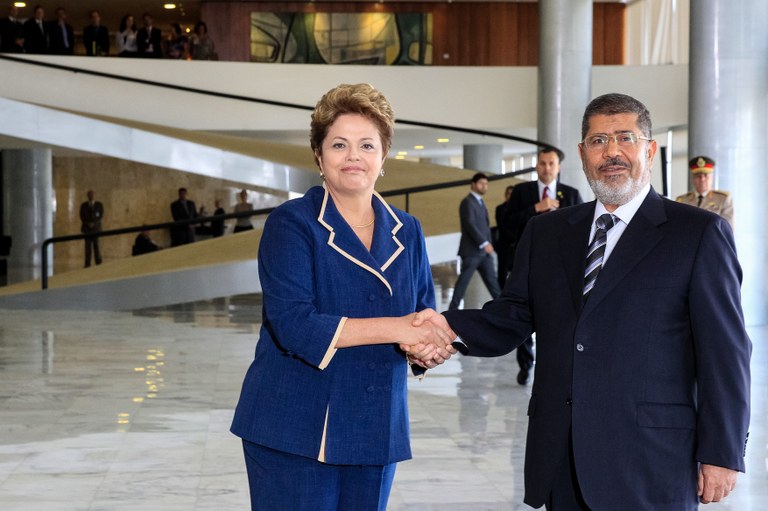 Presidenta Dilma Rousseff durante cerimônia oficial de chegada do Presidente do Egito, Mohamed Morsi. Brasília - DF, 08/05/2013