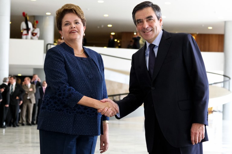 Presidenta Dilma Rousseff durante a Cerimônia oficial de chegada do primeiro-ministro da França, François Fillon, no Palácio do Planalto. Brasília - DF, 15/12/2011