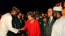 Presidenta Dilma Rousseff recebe cumprimentos durante sua chegada a Abuja. Abuja  - Nigéria, 22/02/2013