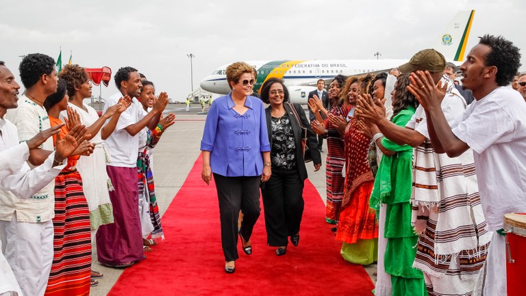 Presidenta Dilma Rousseff durante sua chegada a Adis Abeba. Adis Abeba - Etiópia, 24/05/2013