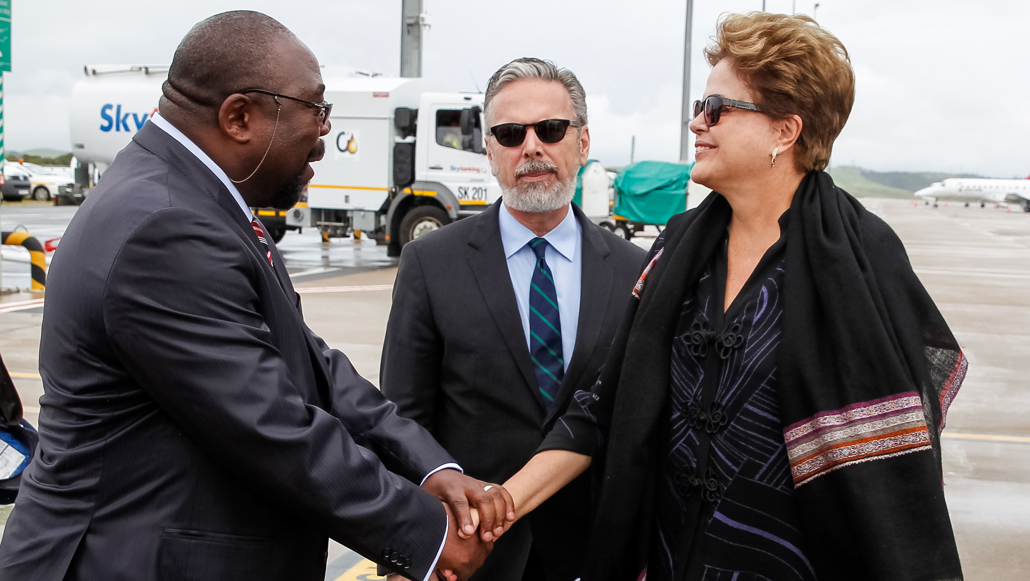 Presidenta Dilma Rousseff durante chegada à África do Sul, para participar da V Cúpula BRICS. Durban - África do Sul, 26/03/2013 
