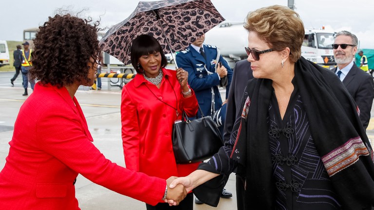 Presidenta Dilma Rousseff durante chegada à África do Sul, para participar da V Cúpula BRICS. Durban - África do Sul  26/03/2013 