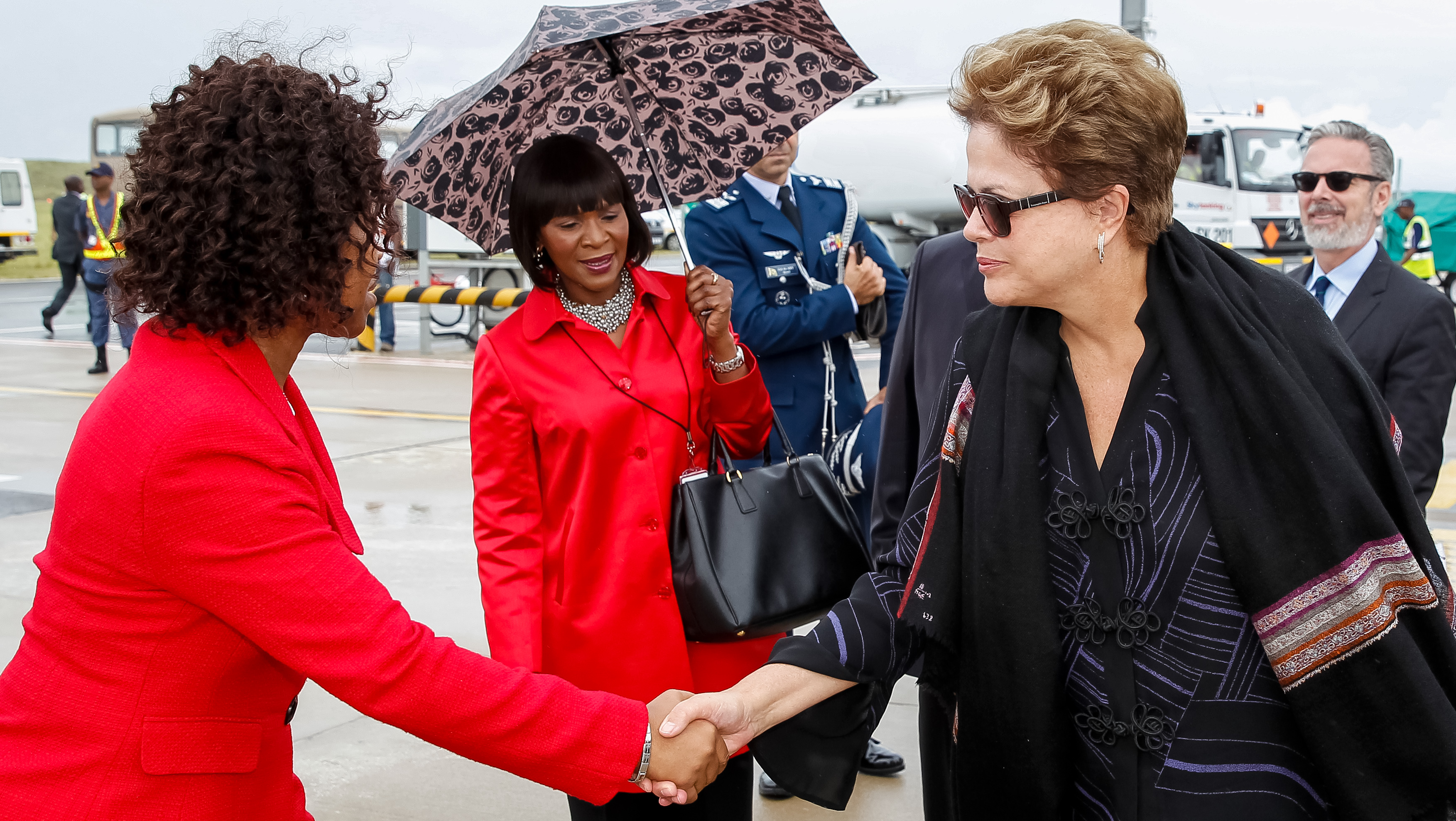 Presidenta Dilma Rousseff durante chegada à África do Sul, para participar da V Cúpula BRICS. Durban - África do Sul  26/03/2013 