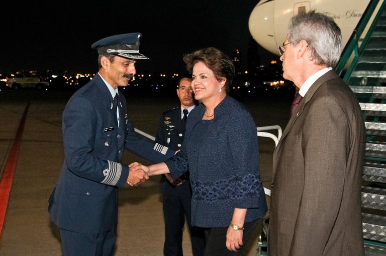 Presidenta Dilma Rousseff recebe cumprimentos na chegada a Buenos Aires. Buenos Aires - Argentina, 09/12/2011