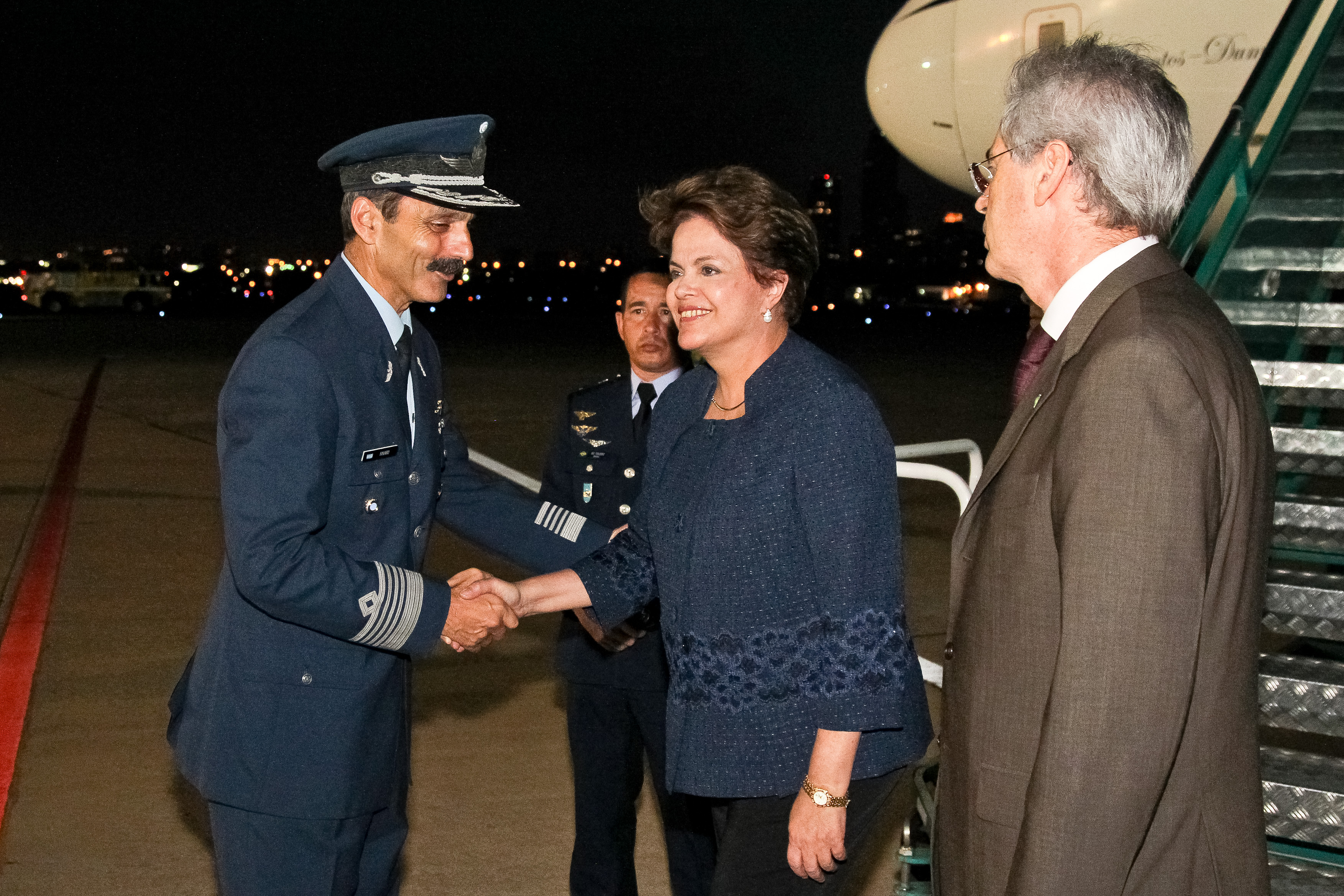 Presidenta Dilma Rousseff recebe cumprimentos na chegada a Buenos Aires. Buenos Aires - Argentina, 09/12/2011