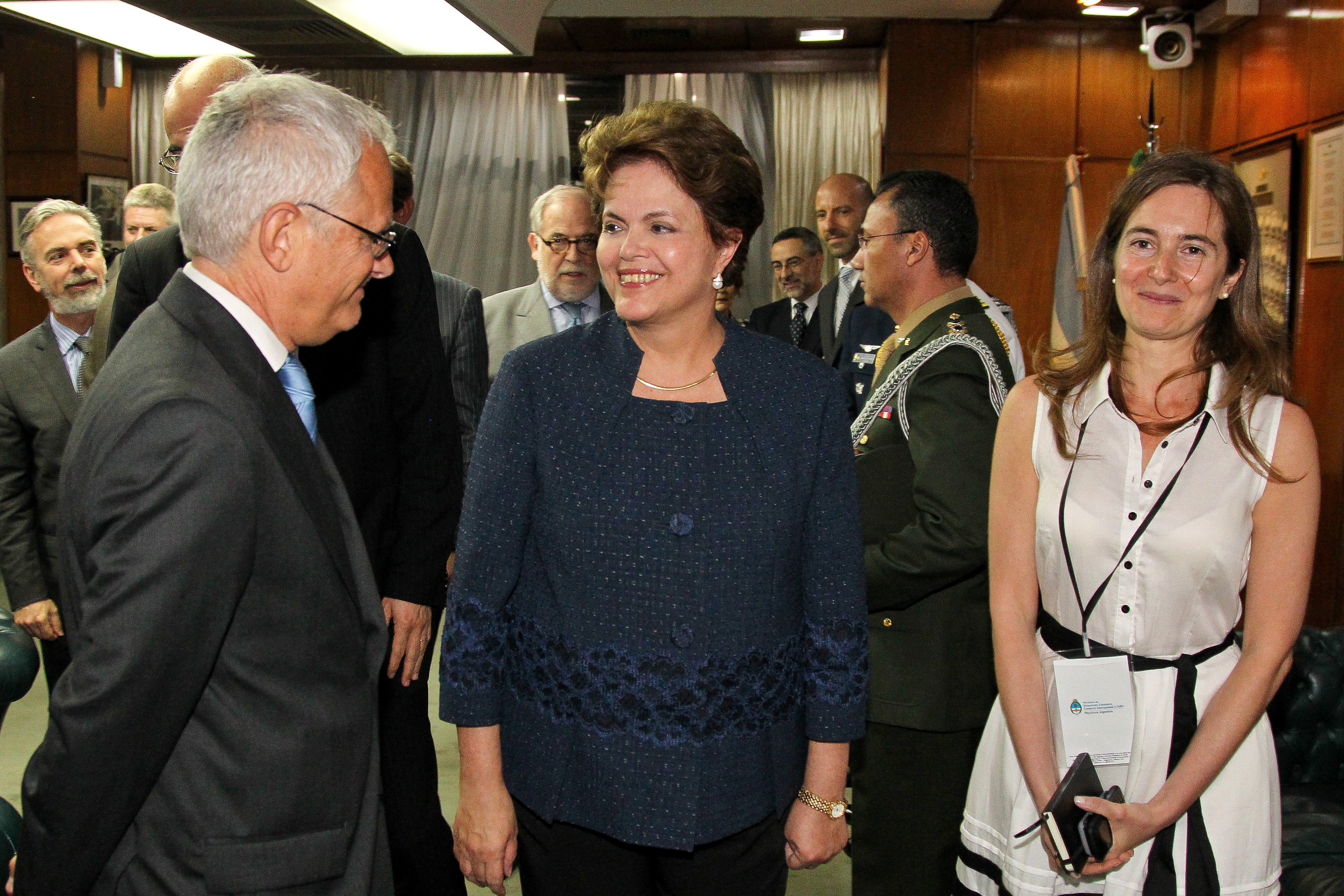 Presidenta Dilma Rousseff recebe cumprimentos na chegada a Buenos Aires. Buenos Aires - Argentina, 09/12/2011