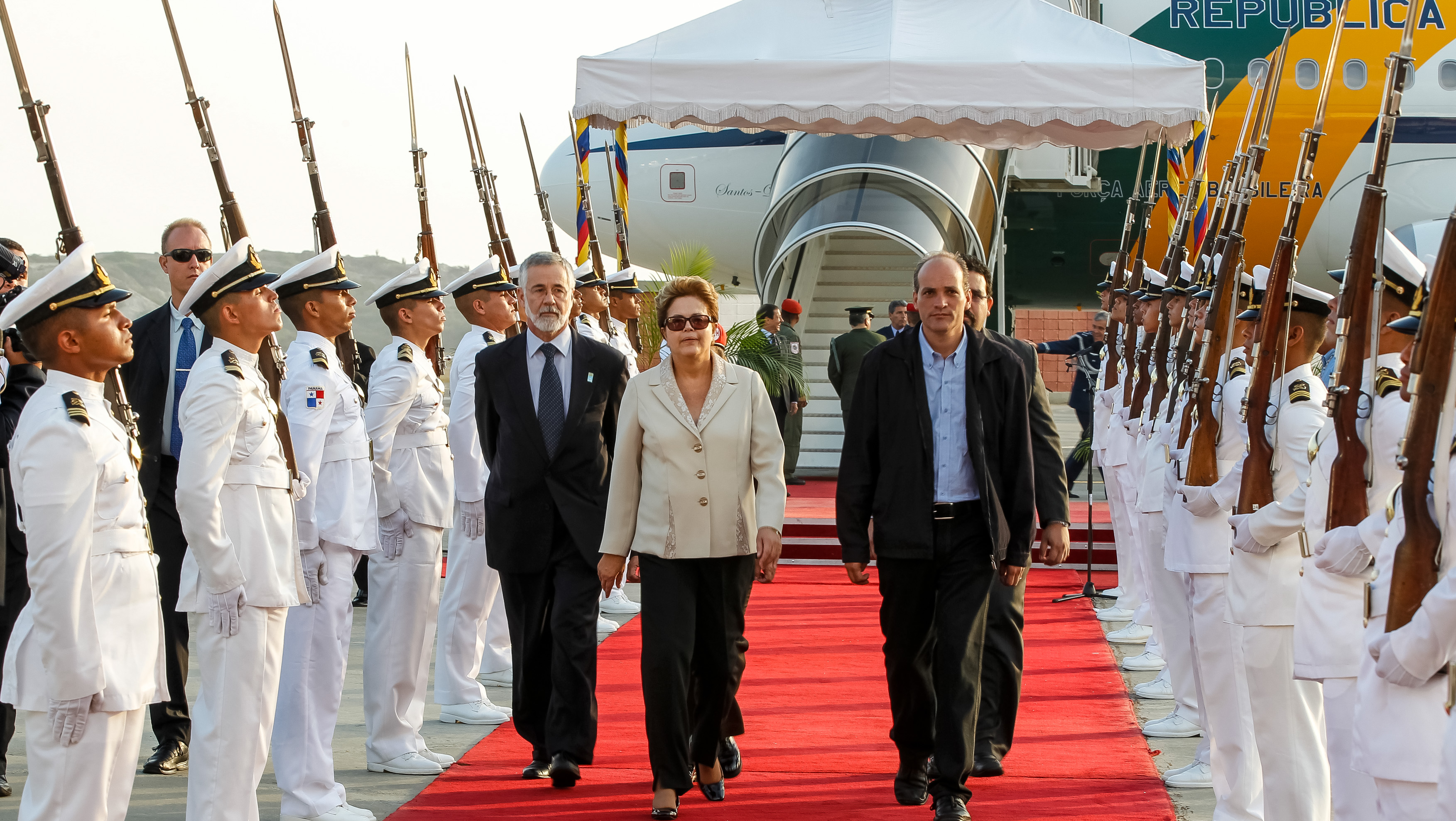  Presidenta Dilma Rousseff durante chegada a Caracas para sessão solene de posse do Presidente da Venezuela, Nicolás Maduro. Caracas - Venezuela, 19/04/2013